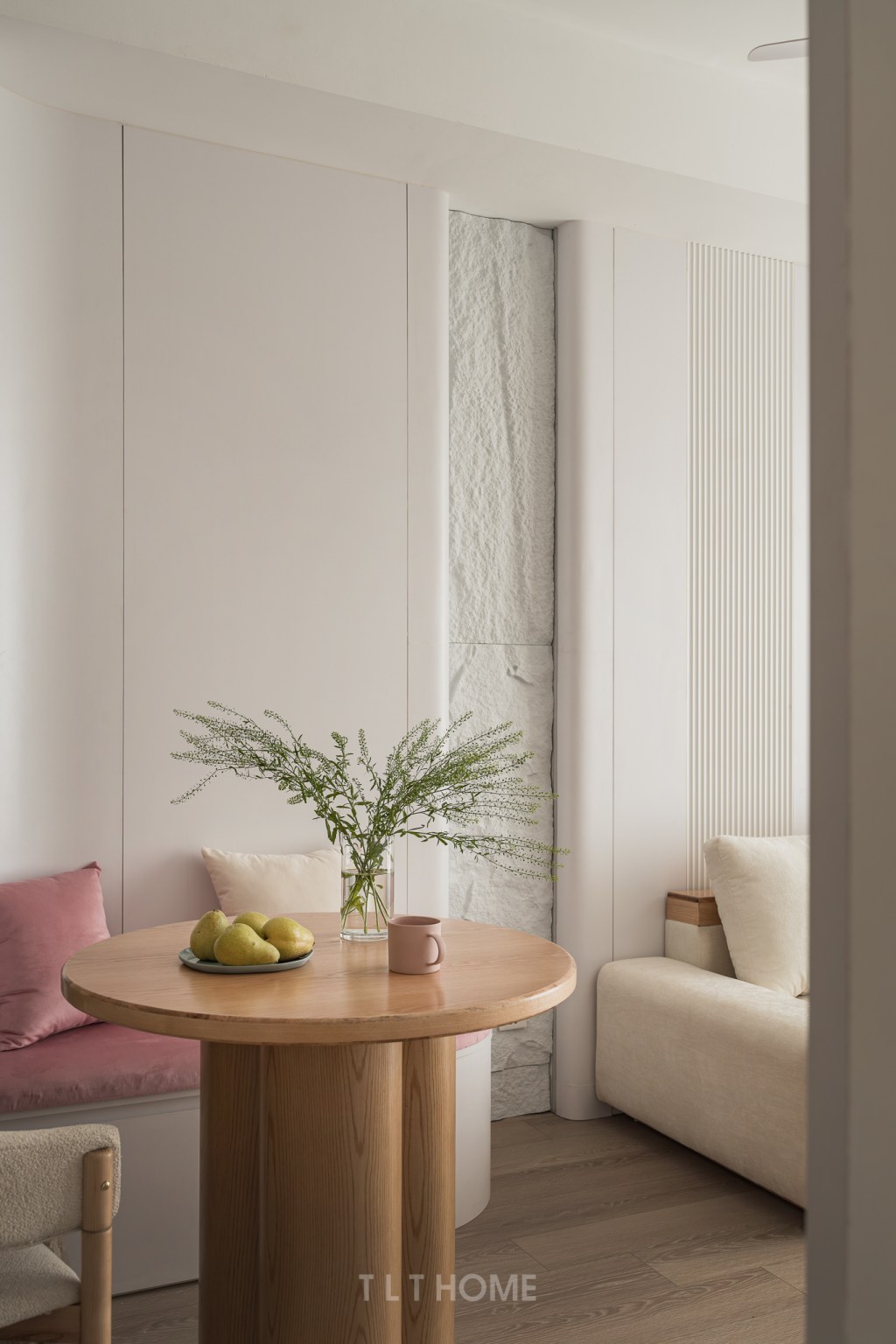 Căn hộ 55m2 Pink on&nbsp;White